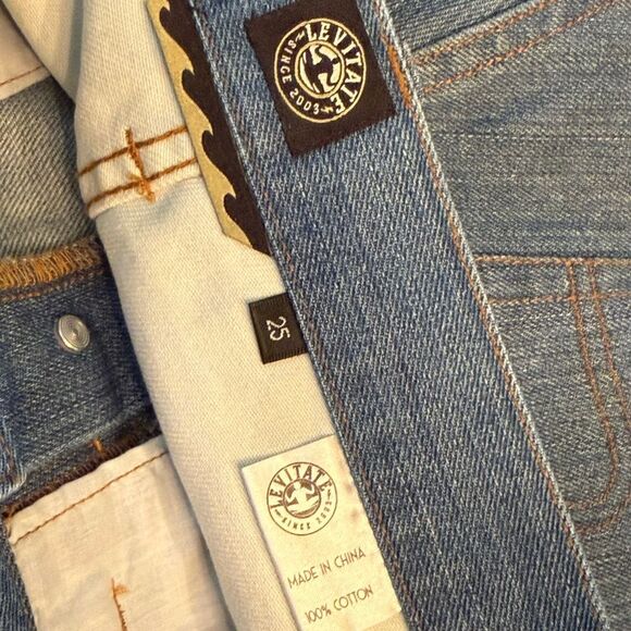 NWOT Levitate Distressed Denim Shorts Blue Floral Patchwork‎ Accents Size 25 - Picture 8 of 9